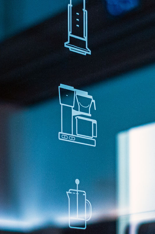 Icons für Public auf einer Fensterscheibe