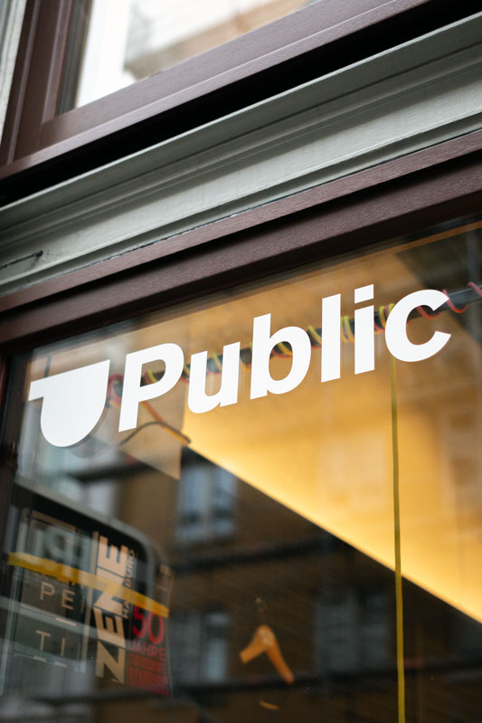 Das neue Logo von Public auf einer Fensterscheibe