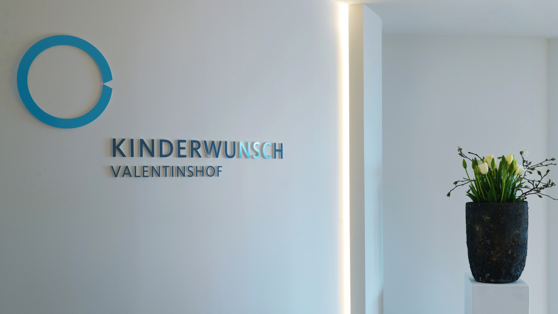 Logo an der Wand Geschäftsausstattug für Kinderwunsch Valentinshof